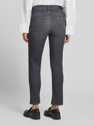 Männermodel trägt szare jeansy Slim Fit z mieszanki bawełny i lyocellu, Model 'MONROE' od Liu Jo White, 5 kieszeni, skrócony fason, zapięcie na guzik i zamek błyskawiczny, Szerokość w rozmiarze 27: 36 cm, Długość wewnętrzna nogawki w rozmiarze 27: 63 cm, Ganzkörperansicht Rückansicht