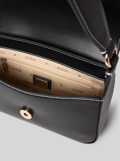 Produktfoto, czarna torba na ramię Shoulder Bag mit Logo-Detail Modell 'Ruby' od GUESS z klapką, Główna przegroda, detal z logo, Szerokość w rozmiarze 1: 21 cm, Długość w rozmiarze 1: 14 cm, Głębokość w rozmiarze 1: 6 cm, długość paska na ramię w rozmiarze 1: 58 cm, wewnętrzna podszewka beżowa z nadrukiem logo