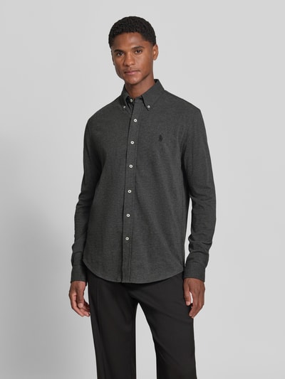 Männermodel trägt Regular Fit Freizeithemd aus reiner Baumwolle von Polo Ralph Lauren in Dunkelgrau, glatte Textur, Ganzkörperansicht von vorne