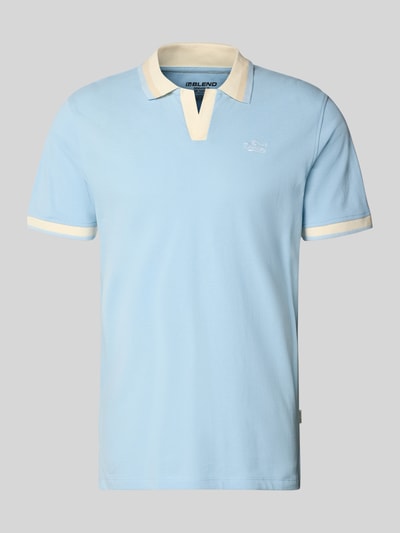 Produktfoto, hellblaues Regular Fit Poloshirt mit V-Ausschnitt und Label-Stitching Modell 'EVO' von Blend aus reiner Baumwolle, beige Akzente