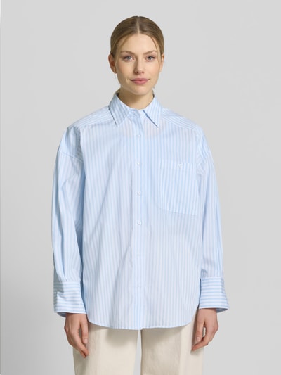 Frauenmodel trägt Oversized Hemdbluse aus reiner Baumwolle Modell 'EUSTYNA' von HUGO mit Optik: Allover-Muster, Popeline-Textur, Ganzkörperansicht von vorne.