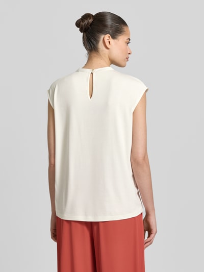 Frauenmodel trägt T-Shirt mit Drapierungen und Kappärmeln von Jake*s Collection aus Satin, Regular-Fit, Rundhalsausschnitt, Rückenlänge 62 cm, Ganzkörperansicht Rückansicht.