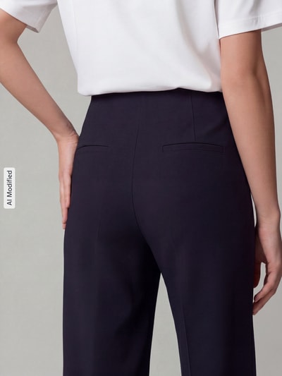 Vrouwenmodel draagt Regular fit wijdte broek uit viscosemix model 'KIMBERLEY' van SEDUCTIVE, Dames wijdte broek, detailopname rugaanzicht.