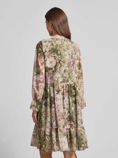 Vrouwenmodel draagt knielang Dames jurk van ZABAIONE, chiffon in A-lijn, all-over look, druppelvormige hals Model 'Ar44inaa', Ganzkörperansicht Rückansicht.