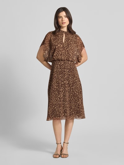 Modelka nosi Midikleid mit Stehkragen Modell 'Dalisha' od JOOP!, krój slim fit, wzór panterki, długość pleców w rozmiarze 36: 113 cm, szerokość w rozmiarze 36: 39 cm, długość rękawa w rozmiarze 36: 17 cm, widok całej sylwetki z przodu.