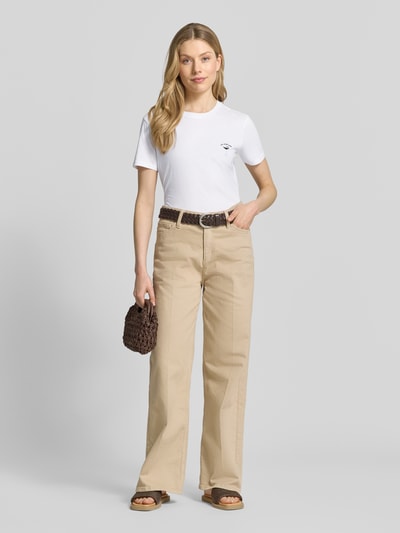 Kobiece model nosi T-Shirt mit Motiv-Stitching od Jake*s Casual z czystej bawełny, krój regular fit, biały, okrągły dekolt, długość pleców w rozmiarze S: 61 cm, jasnobeżowe spodnie, widok całej sylwetki z przodu.
