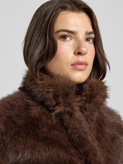 VERO MODA Kurtka o kroju regular fit z imitacji futra model ‘MONROE’ Czekoladowy 3