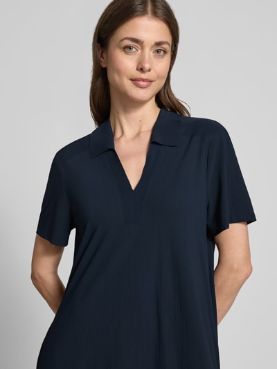 Frauenmodel trägt Midikleid mit Strukturmuster und Umlegekragen Modell 'JOSEPHINA' von Raffaello Rossi, dunkelblauer Material-Mix, Nahaufnahme Oberkörper.