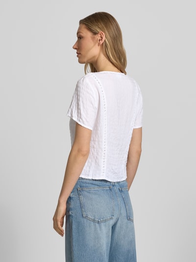 Frauenmodel trägt Slim Fit Bluse mit V-Ausschnitt von Jake*s Casual aus reiner Baumwolle, weiße Farbe, strukturierte Oberfläche, Ganzkörperansicht Rückansicht.