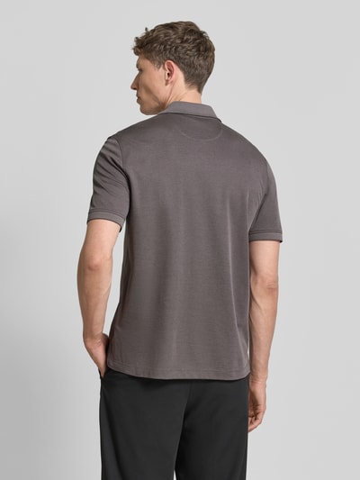 Männermodel trägt Regular Fit Poloshirt mit Brusttasche und Label-Stitching von bugatti in Grau, glatte Struktur, Ganzkörperansicht Rückansicht.