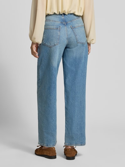 Männermodel trägt jeansy z wpuszczanymi kieszeniami Model 'Caia iconic' od someday., mieszanka bawełny i lyocellu, krój wide fit, jasnoniebieski denim, szerokość w rozmiarze 36: 39 cm, długość wewnętrzna nogawki w rozmiarze 36: 77 cm, widok całej sylwetki z tyłu.