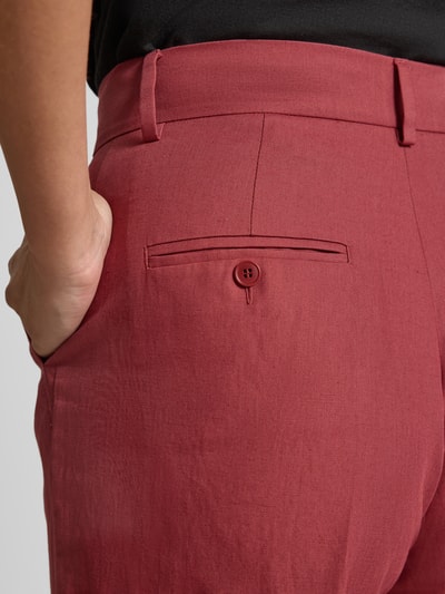 Vrouwenmodel draagt Regular Fit Leinenhose aus Baumwoll-Leinen-Mix Modell 'ZIRCONE' van Weekend Max Mara, look: effen, regular fit, met riemlussen, sluiting met haakje en verdekte ritssluiting, zij-steekzakken en achterzak, mix van katoen en linnen. Detailopname heup/zak.