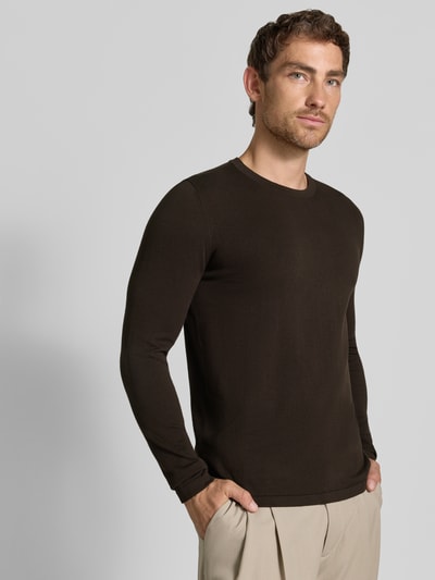 Mężczyzna model nosi Regular Fit Longsleeve aus reiner Baumwolle Model 'Irmino' von DRYKORN, imitacja dzianiny, okrągły dekolt, brązowy, krój regular fit, długość tyłu w rozmiarze M: 68 cm, długość rękawów w rozmiarze M: 67 cm, ujęcie całej sylwetki od przodu.