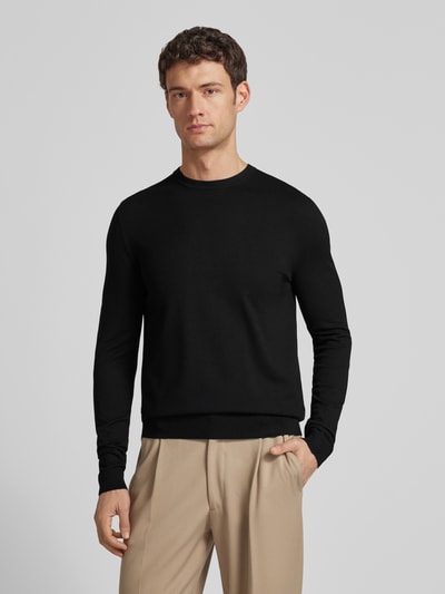 Mężczyzna model nosi Regular Fit Strickpullover aus Viskose-Mix Modell 'SAN CODY-CV' od HUGO, czarny, długi rękaw, widok z przodu, ujęcie całej sylwetki.