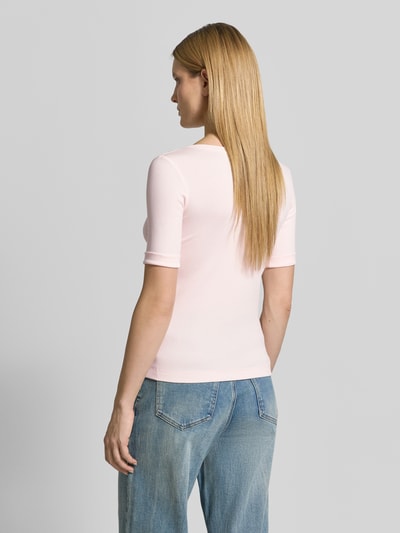 Frauenmodel trägt T-Shirt mit Rundhalsausschnitt und 1/2-Arm von Marc Cain, Slim Fit, Baumwoll-Elasthan-Mix, hellrosa, Rückansicht Ganzkörperansicht.