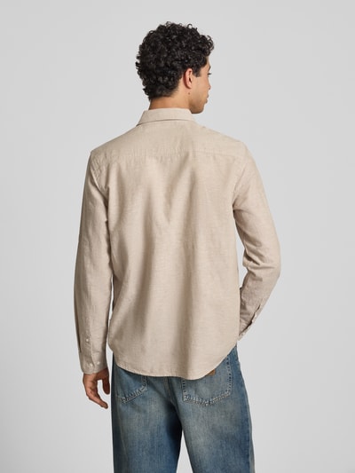 Männermodel trägt Regular Fit Freizeithemd mit Kentkragen Modell 'ABAN' von Blend in Beige, Knopfleiste, Rückenlänge 80 cm, Ganzkörperansicht Rückansicht.