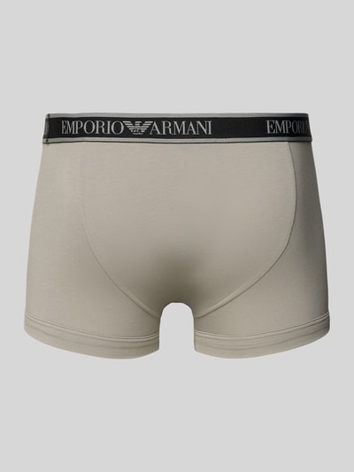 Männermodel trägt Slim Fit Trunks mit Logo-Stitching im 3er-Pack von Emporio Armani, beige, elastischer Baumwoll-Mix, Ganzkörperansicht Rückansicht.