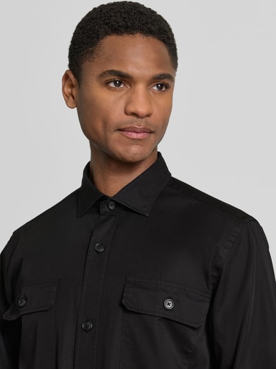 Männermodel trägt Regular Fit Overshirt aus Baumwoll-Lyocell-Mix Modell 'H-ROB-SP-2P-263' von BOSS, Optik: Unifarben, Nahaufnahme Oberkörper.