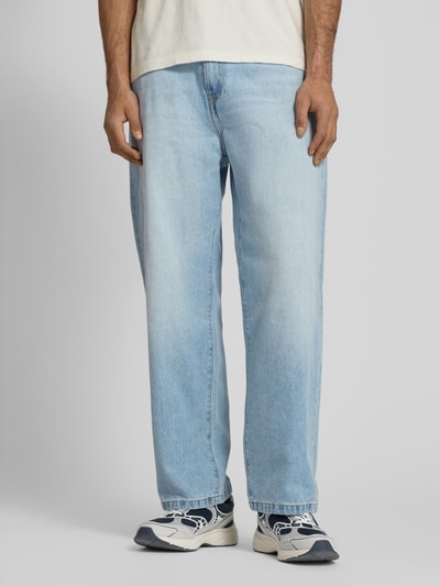 Männermodel trägt Jeans im 5-Pocket-Design Modell 'Landon' von Carhartt Work In Progress aus Reine Baumwolle in Hellblau, Straight Fit, Knopf- und Reißverschluss, Gürtelschlaufen, Bundweite 44 cm, Innenbeinlänge 77 cm, Ganzkörperansicht von vorne