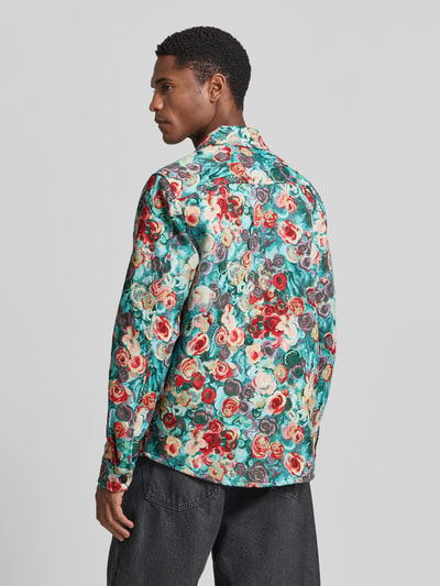 Mężczyznamodel nosi Regular Fit Overshirt im Allover-Look od Les Deux, mieszanka bawełny, wzór na całej powierzchni, kołnierzyk typu kent, listwa guzikowa, długość tyłu w rozmiarze M: 74 cm, zdjęcie całej sylwetki z tyłu.