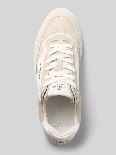 Produktfoto, Sneaker aus echtem Leder mit Logo-Detail von Copenhagen, beigefarbene Töne, abgerundete Passform, Schnürverschluss, Absatzhöhe 3 cm, Schafthöhe 8 cm, Schaftweite 9 cm, strukturiertes Echtleder und glatte Texturen, Herren Sneaker