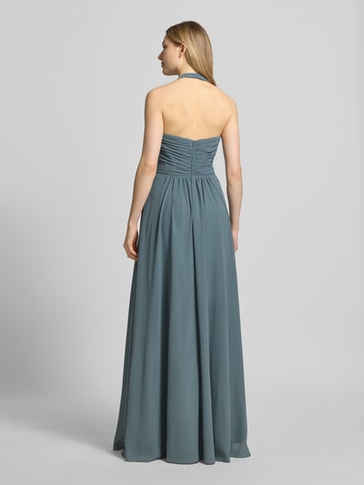 Frauenmodel trägt Neckholder-Maxikleid mit V-Ausschnitt von Mascara aus Chiffon, Taillierter Schnitt, Rückenlänge 127 cm, Brustweite 35 cm, Ganzkörperansicht Rückansicht.