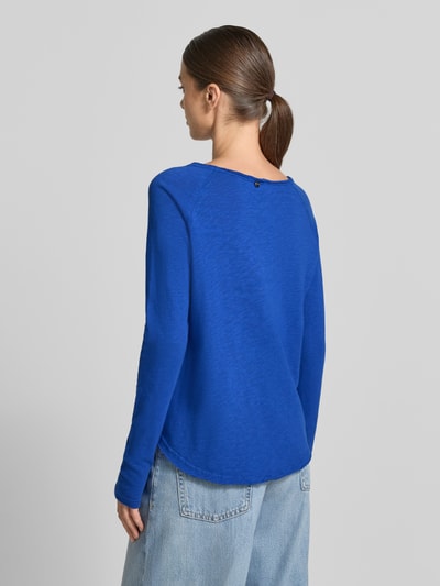 Kobiece model prezentuje sweter z dzianiny 'Strickpullover aus reiner Baumwolle' od Rich & Royal, niebieska bawełna, luźny krój, zrolowany brzeg, raglanowe rękawy, długość tyłu w rozmiarze S: 58 cm, widok całej sylwetki z tyłu.