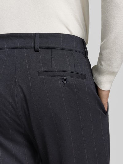 Mannelijk model draagt Anzughose im Allover-Look Model 'Ole' van CG – CLUB of GENTS, Materiaalmix met viscose, regular fit, all-over look, met achterzakken, Bandwijdte bij maat 50: 49 cm, Binnenbeenlengte bij maat 50: 65 cm, detailopname achterkant.