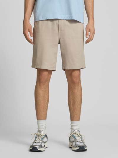 Męski model nosi beżowe Shorts mit Strukturmuster Modell 'JAIDEN' od Jack & Jones, czysta bawełna, krój regular fit, elastyczny pas, tunel, Szerokość w rozmiarze M: 43 cm, długość nogawki od wewnątrz: 23 cm, fakturowana powierzchnia, widok całej sylwetki z przodu.