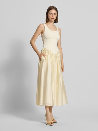 Frauenmodel trägt Abendkleid mit Rundhalsausschnitt Modell 'LORIE' von Bardot, Material-Mix mit Stretch-Anteil, A-Linie, Midikleid, breite Träger, Farbton Creme, glatte Textur, Ganzkörperansicht von vorne.