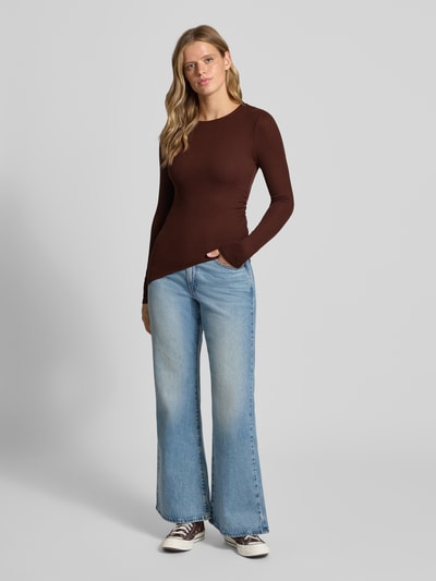 Vrouwenmodel draagt Longsleeve in asymmetrischem Look Modell 'RIA' van Topshop, bruin, viscose-elastaan mix, slim fit, ribstructuur, ronde hals, ruglengte maat S: 55 cm, volledige lichaamsaanzicht van voren.