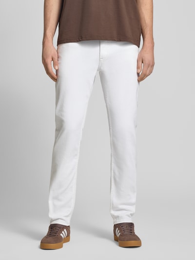 Mężczyznę model nosi Slim Fit Jeans mit Eingrifftaschen von Calvin Klein Jeans, białe, krój slim fit, materiał z bawełną, Szerokość w rozmiarze 32/32: 43 cm, długość nogawki wewnętrznej: 78 cm, Ganzkörperansicht von vorne.
