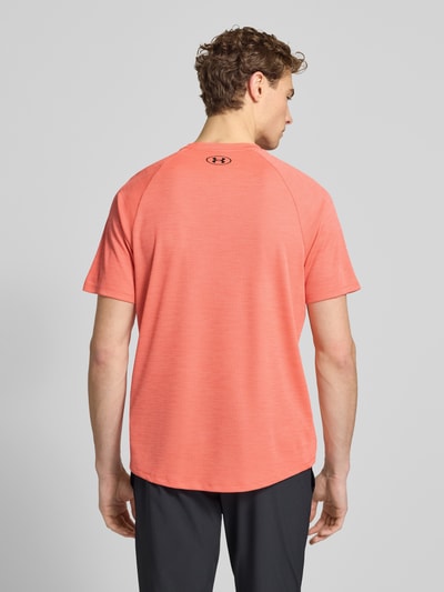 Männermodel trägt Under Armour Herren T-Shirt mit Label-Print Modell 'Tech' in Orange, Gerader-Schnitt, Rückenansicht, Rückenlänge 75 cm bei Größe M