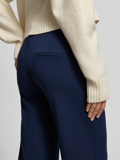 Vrouwenmodel draagt blauwe Wide Fit Stoffhose mit Viskose-Anteil Modell 'Nanni' van FREE/QUENT, detailopname heupen achteraan, elastische mix, kontzakken, knoop- en ritssluiting, maat S: taillewijdte 40 cm, binnenbeenlengte 79 cm.