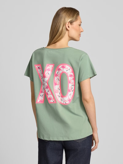 Vrouwenmodel draagt T-Shirt met Paillettenbesatz van miss goodlife in lichtgroen met rechte fit en ronde hals, ruglengte 62 cm, geheel van achteren.