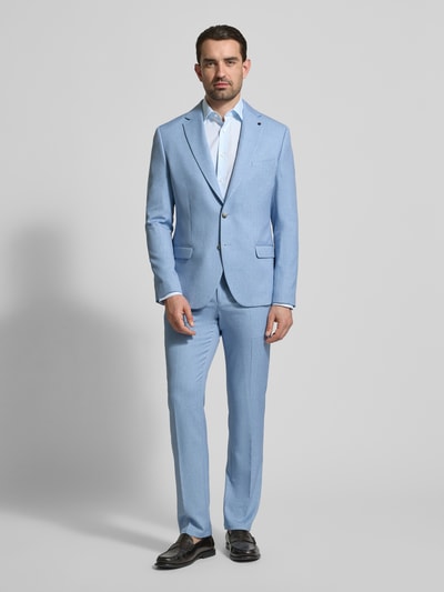 Männermodel trägt Sakko mit Pattentaschen Modell 'NICK' von Zuitable in Hellblau, Material-Mix mit Viskose-Anteil, Gerader-Schnitt, Reverskragen, Knopfleiste, Brusttasche mit Einstecktuch, Ganzkörperansicht von vorne.