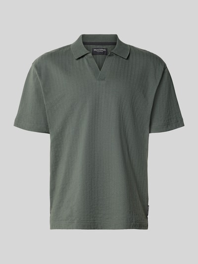 Produktfoto, Relaxed Fit Poloshirt aus reiner Baumwolle von Marc O'Polo in Olivgrün, unifarben, strukturierte Weboberfläche, kurzarm, Polokragen, Label Patch.