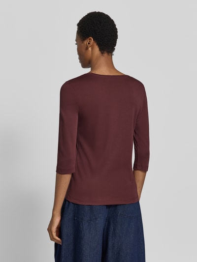 Frauenmodel trägt Shirt aus reiner Baumwolle von Christian Berg Woman in dunklem Rotbraun, glatte Textur, Ganzkörperansicht Rückansicht. Rückenlänge bei Größe 36: 59 cm, gerader Schnitt, Rundhalsausschnitt, halbärmeliges Design.