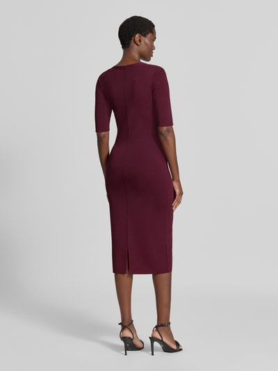 Vrouwenmodel draagt bordeauxrode kokerjurk van viscosemix, fijne textuur, 'Figurbetontes Etuikleid aus Viskose-Mix' van Jake*s Collection, volledige lichaamsweergave achteraan.