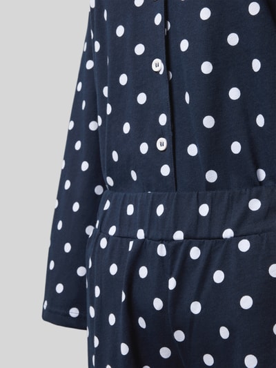 Vrouwenmodel draagt Pyjama im Allover-Look van LOUIS & LOUISA, puur katoen, regular fit, pyjamabovendeel met reverskraag, knoopsluiting, donkerblauw met witte stippen, detailopname.