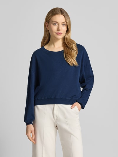 Vrouwenmodel draagt donkerblauw Sweatshirt met verlaagde schouders Modell 'SONOMA' van American Vintage, katoen, loose fit, vooraanzicht bustenclose.