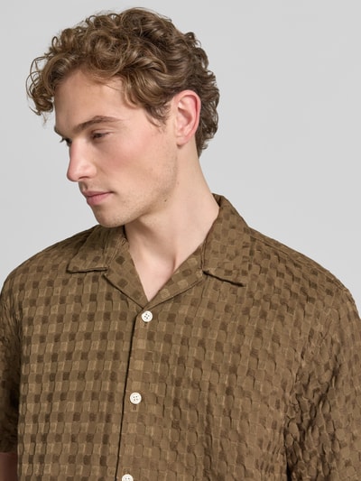Męski model nosi Relaxed Fit Freizeithemd aus reiner Baumwolle Modell 'MONTY' od SELECTED HOMME, jednokolorowy, krótki rękaw, żakard, półzbliżenie górnej części ciała.