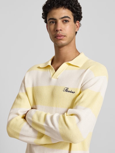 Männermodel trägt Regular Fit Strick-Poloshirt mit Block-Streifen von REVIEW aus reiner Baumwolle mit Logo-Bestickung, Nahaufnahme Oberkörper.