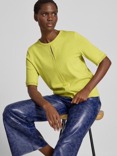 Vrouwenmodel draagt T-Shirt met Rundhalsausschnitt und Cut Out van Marc Cain in lime, Mix van katoen en elastaan, regular fit, ronde hals, ruglengte bij maat 36 55 cm, Nahaufnahme bovenlichaam.