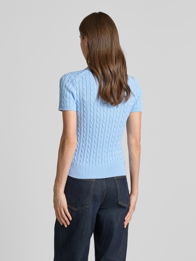 Frauenmodel trägt Slim Fit Strickjacke mit Polokragen von Polo Ralph Lauren, Optik: Unifarben, Kurzarm, Materialverarbeitung: Strick, Ganzkörperansicht Rückansicht.