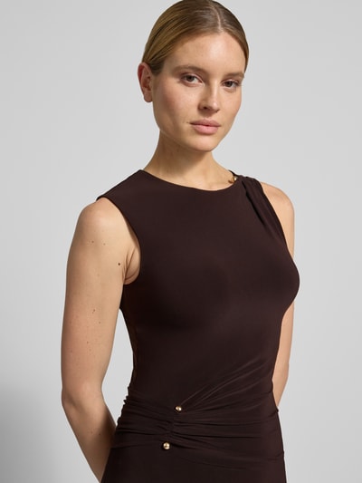 Frauenmodel trägt Regular Fit Maxikleid mit Raffungen Modell 'Jess' von Forever New aus Elastischer-Material-Mix, Ärmelloses-Design, Rundhalsausschnitt, Nahaufnahme Oberkörper. Rückenlänge bei Größe 36: 147 cm, Brustweite: 36 cm.