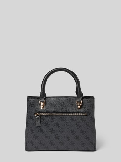 Produktfoto, Handtasche mit Logo-Muster Modell 'NOELLE II' von Guess, Label-Applikation, Hauptfach mit Reißverschluss, Tragehenkel, Schulterriemen, Breite 24 cm, Länge 19 cm, Tiefe 6 cm, Länge Schulterriemen 126 cm.