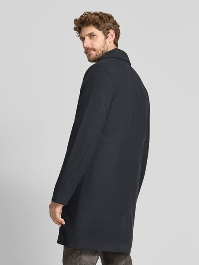 Männermodel trägt Mantel mit Eingrifftaschen Modell 'EZEQUIEL' von Casual Friday in Dunkelgrau, glatte Struktur, Ganzkörperansicht Rückansicht. Baumwoll-Mix, Regular Fit, Umlegekragen, Knopfleiste, Maße Größe M: Rückenlänge 85 cm, Schulterbreite 39 cm, Brustweite 53 cm, Ärmellänge 69 cm.