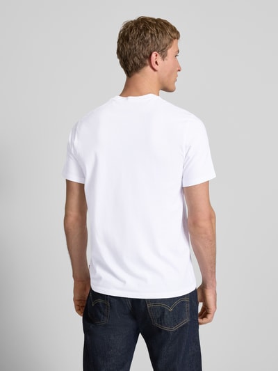 Männermodel trägt T-Shirt mit Label-Print von Levi's®, weiß, reine Baumwolle, Regular Fit, gerippter Rundhalsausschnitt, Ganzkörperansicht Rückansicht.