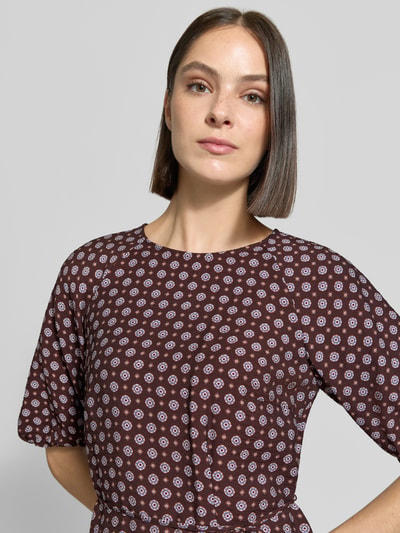 Frauenmodel trägt Knielanges Kleid aus Viskose-Mix von zero mit Rundhalsausschnitt und 1/2-Arm, Muster in Braun und Weiß, Nahaufnahme Oberkörper, taillierte Passform, Kontext: Rückenlänge bei Größe 36 100 cm, Brustweite 48 cm, Ärmellänge 35 cm.